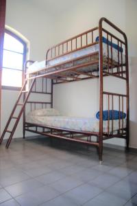 乌巴图巴Marujo Hostel的客房内的两张双层床