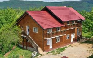 拉科维察Apartments Laura的山坡上一座红色屋顶的房子