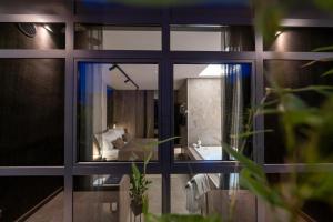 扎达尔VELVET rooms & more的一间带大窗户和水槽的浴室