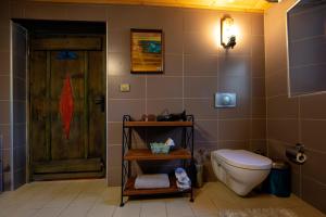 于尔居普Kadievi的一间带卫生间和木门的浴室