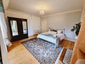 PrestonpansLuxury 5-bed Villa - Winfields House的一间卧室配有一张床和地毯