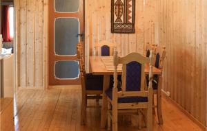 HurdalAmazing Home In Hurdal With Kitchen的一间带木桌和椅子的用餐室