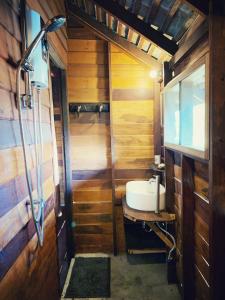 湄登La Maison - Chiangmai的小木屋内带水槽的浴室