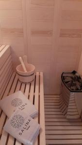 沃洛斯Salina Premium Residences Volos的铺有木地板的带2条毛巾的桑拿浴室