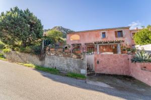 圣特奥多罗House in San Teodoro among the scents of Sardinia的路边的房子