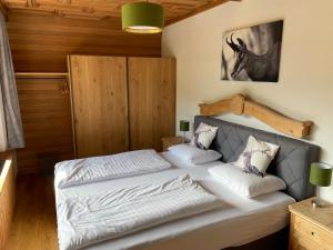 基茨比厄尔加姆斯霍夫酒店的一间卧室配有带白色床单和枕头的床。