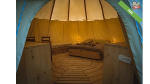 费康木香园酒店的帐篷内一间卧室,配有一张床
