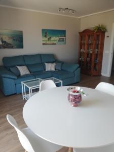 马拉加Apartamento Teatinos Málaga的客厅配有蓝色的沙发和桌子