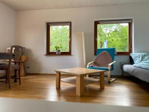 Ober-AbtsteinachHaus Dreil的客厅配有咖啡桌和沙发