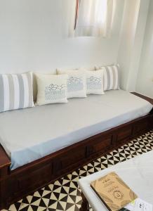 阿基欧斯尼古拉斯Palazzo Arhontiko Apartments的一张床上的白色枕头