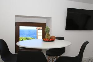 奥帕提亚Premium Apartments Villa Ula,Free Private PARKING的一张白色的桌子和椅子,上面有 ⁇ 萝