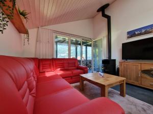 DärligenSeeparadiesli am schönen Thunersee的客厅配有红色沙发和茶几