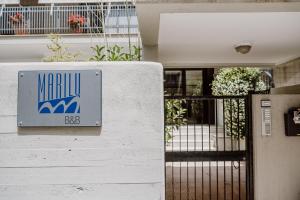 巴勒瑟B&B Marilu Vacanze by MONHOLIDAY的建筑物一侧的标志