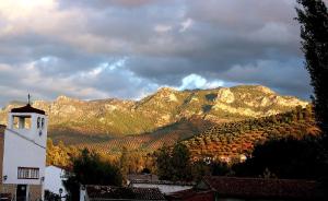 MogónCasa Rural Aguascebas的享有山脉、城镇和塔楼的景色