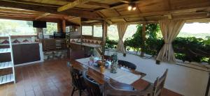 巴利-略夫雷加L´ARBOÇ的一间带桌椅的用餐室和一间厨房