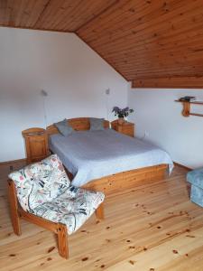 斯沃尔纳加西耶Przestronny, komfortowy dom的一间卧室设有一张床和木制天花板