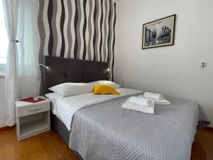 扎达尔加鲁拉旅馆的一间卧室配有一张床,上面有两条毛巾