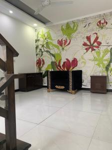 拉合尔Independent Villa in DHA Phase 6 Lahore Three 3 Bedroom Full House的墙上有花壁画的房间
