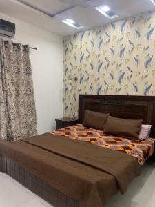 拉合尔Independent Villa in DHA Phase 6 Lahore Three 3 Bedroom Full House的一间卧室配有床,墙上有鸟