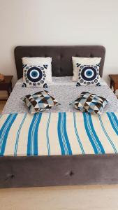苏塞Appartement Corniche en bord de mer的一张带蓝色和白色床单及枕头的床