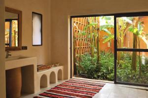 塔鲁丹特Dar al Hossoun的一间带水槽和大型滑动玻璃门的浴室
