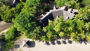 安迪拉纳Andilana Lodge的享有树木环绕的房屋的空中景致
