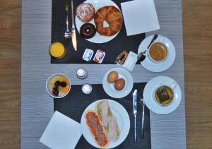 阿利坎特阿利坎特埃斯杜迪欧酒店的餐桌,早餐盘和咖啡盘