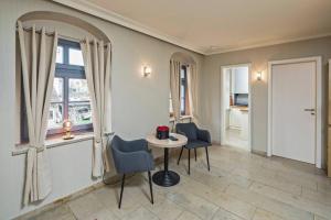 德累斯顿Cosel Palais Appartement的客房设有桌椅和窗户。