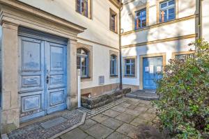 德累斯顿Cosel Palais Appartement的一座古老的建筑,上面有蓝色的门