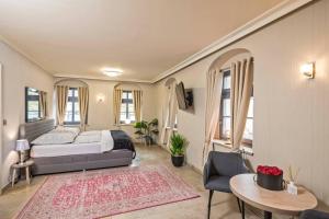 德累斯顿Cosel Palais Appartement的卧室配有一张床和一张桌子及椅子
