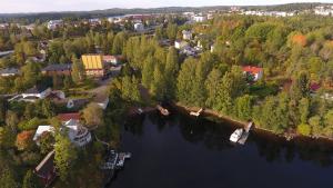 萨翁林纳HUONEISTO 3 RISTIMÄENKATU的河流上小镇的空中景色