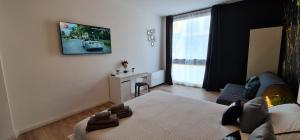 帕多瓦TokiTakai Collection的客厅配有一张床和墙上的电视
