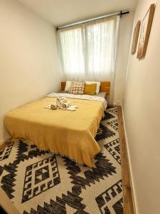 萨拉热窝Birchwood place的一间卧室设有床、窗户和地毯。