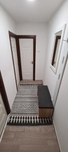 萨拉热窝Birchwood place的一条空的楼梯,有门和门