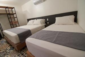 麦德林HOTEL BRANA的一间卧室设有两张床和梯子