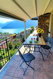 马卡尼奥Sole & Lago-Lake的阳台的天井配有桌椅