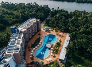 巴雷里尼亚斯Gran Lençóis Flat Residence Mandacaru 311 - 611的享有酒店空中美景,设有游泳池