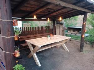 苏普拉希尔Zacisze的木凉棚下木餐桌