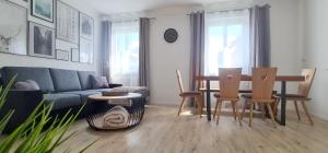 斯泰尔维奥Apartment Traube - Stelvio的客厅配有沙发和桌椅