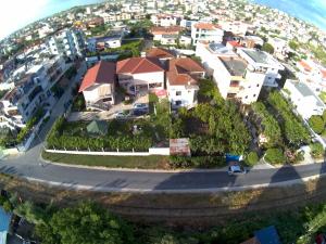 都拉斯Vila Islami的山丘上房屋的空中景致