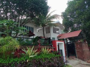 波尔沃林Casa de Julio的白色的房子,有黑色的栅栏和植物