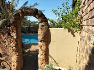 比勒陀利亚Botties Shemah的石拱门,旁边是带游泳池的墙壁