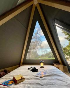 萨尔维Feudo Frammasi - Curte Glamping Experience的帐篷内带床的房间,设有窗户