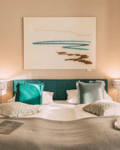 韦斯特兰Boutique Hotel Villa Monika的一间卧室配有一张带绿色和白色枕头的大床