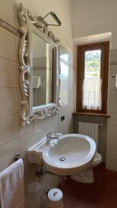 圣吉米纳诺Podere Montese Country House的白色的浴室设有水槽和镜子