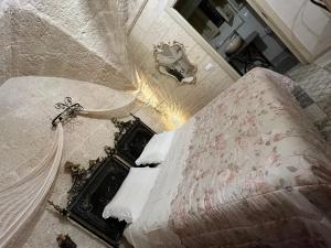 法萨诺Palazzo Savoia 1856的卧室享有上方的景致,配有1张床