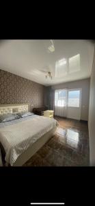 皮聪达Островок的一间卧室设有一张大床和一个窗户。