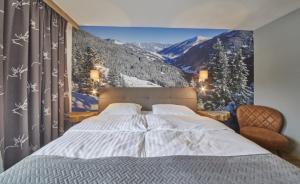 萨尔巴赫Saalbacher Perle Top 3 Luxury Apartment的一间卧室配有一张雪覆盖的山床