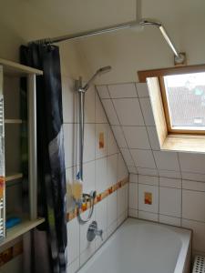 林茨Doppelhaushälfte mit Garten的带淋浴和浴缸的浴室
