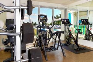 迈阿密海滩The Tony Hotel South Beach的健身房设有跑步机和椭圆机
